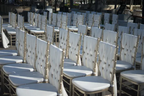 כסאות לאירועים בצבע לבן